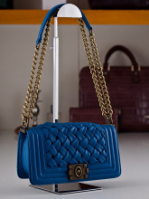 Fashionable rotating hanging bag display stand