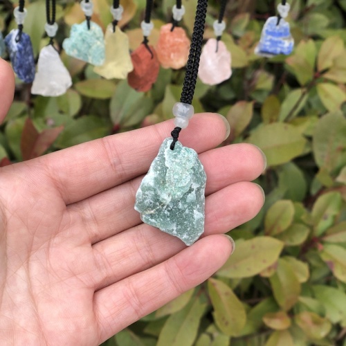 天然粗糙的水晶吊坠，黑色绳索