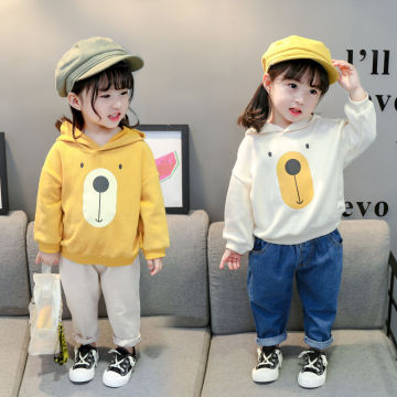 Maglione carino da bambina con cappuccio e colletto