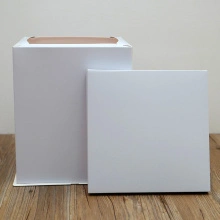 กล่องเค้กสีขาวสูง