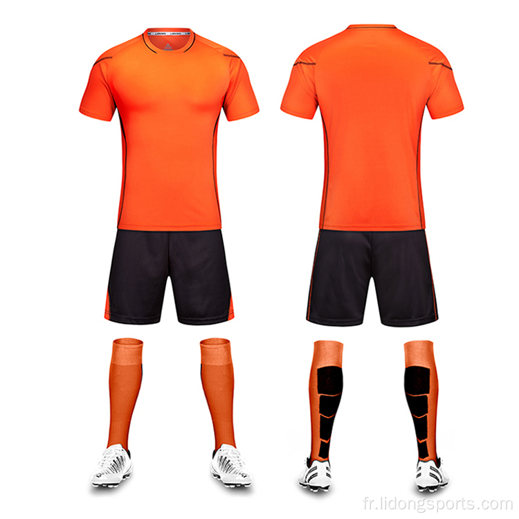 L&#39;équipe de football pour enfants porte des hommes en maillot de football vide