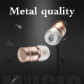 Metalen oortelefoons stellen hoortelefoons af