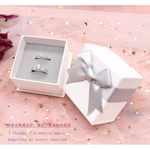 Białe pudełko na biżuterię Kartonowy papier Pierścień Naszyjnik Kolczyki Niestandardowe pudełko na biżuterię