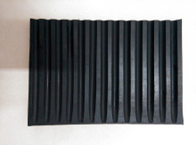 Edge type large inclination conveyor belt