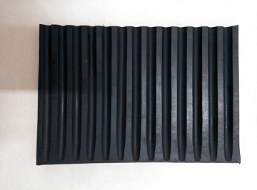 Edge type large inclination conveyor belt