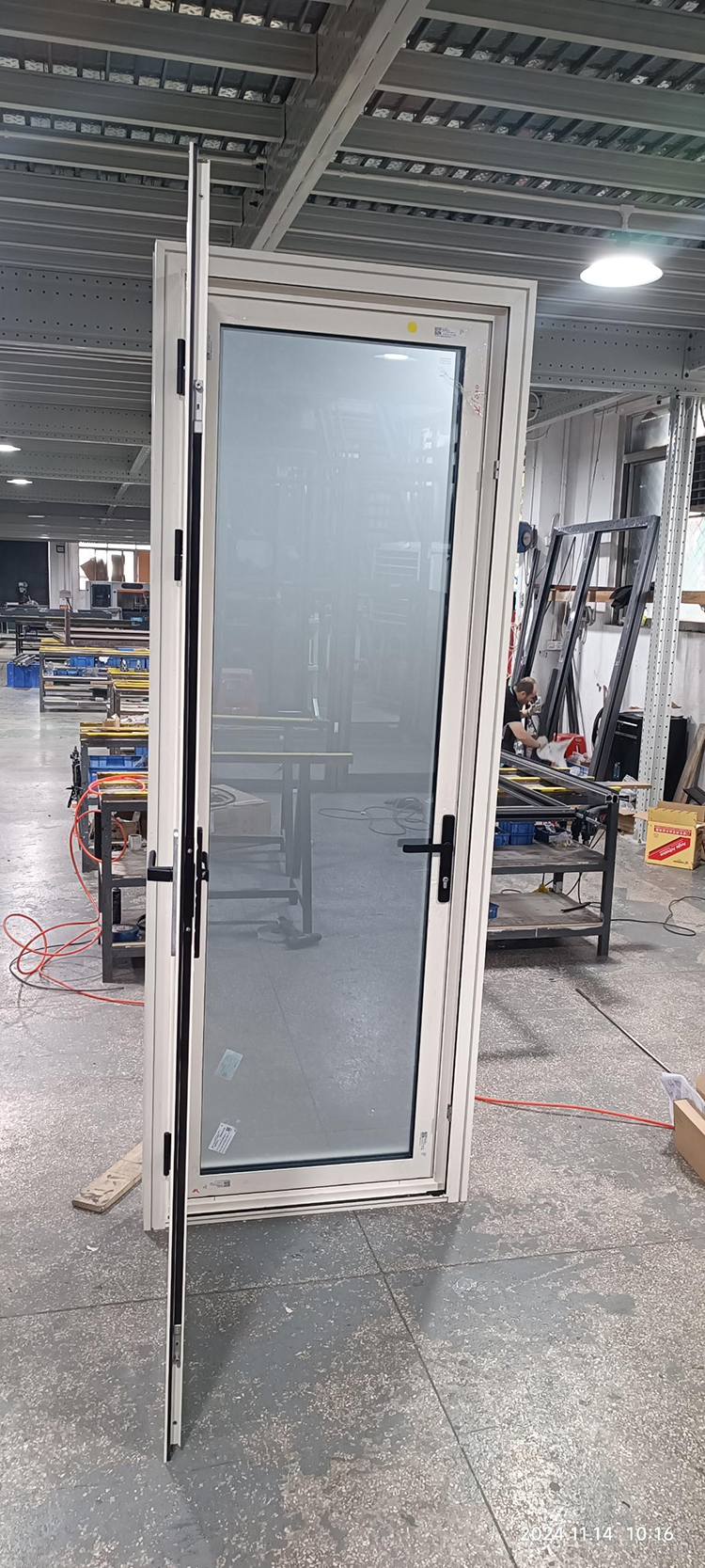 Porta a botte con feritoie Casement Door with Louvers