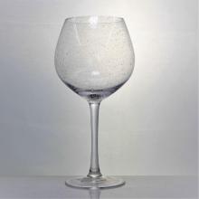 copo de vinho tinto transparente com design de bolhas