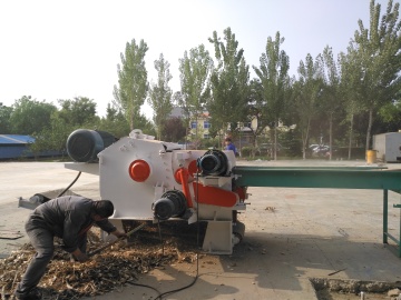 Forest tree processing wood chipping machine