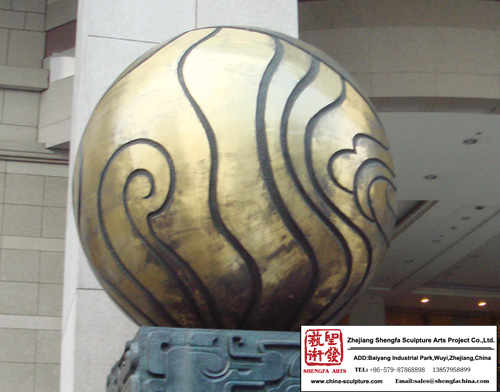 Scultura in bronzo a sfera