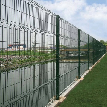 Clôture incurvée triangulaire enduite de poudre