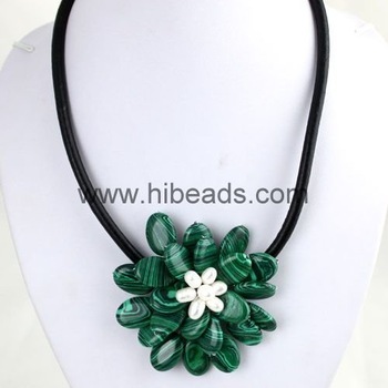 handmade flower shape shell necklace NDN0004