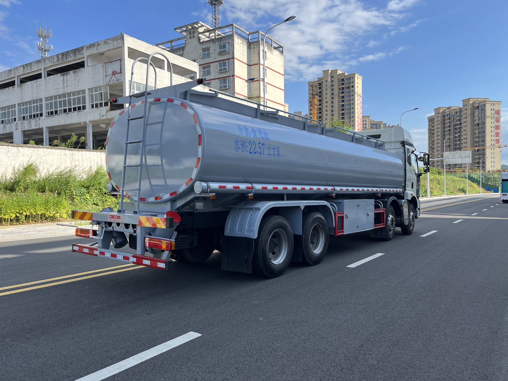 Эффективное транспортное средство для перевозки нефти с дизайном Efficient Oil Transport Vehicle with Design