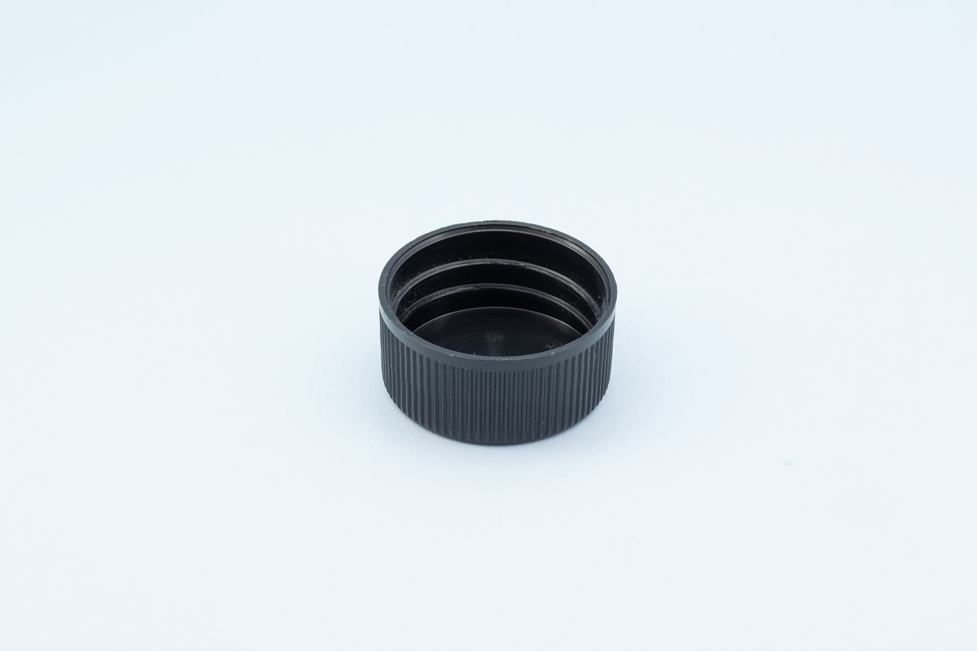 Tapón de rosca acanalado de plástico negro 28/410 28/410 Black Plastic Ribbed Screw Cap