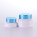 Toples krim putih opal dengan topi biru