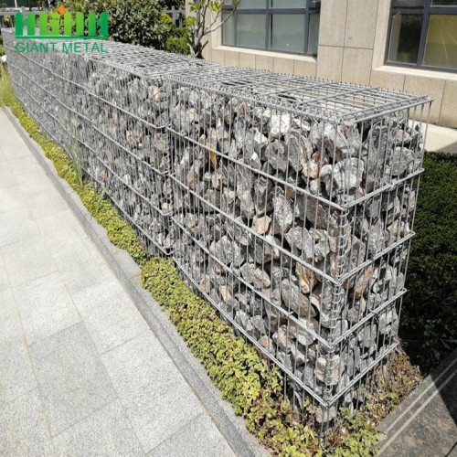 Gabions-Stützmauer mit Zaun auf die Oberseite
