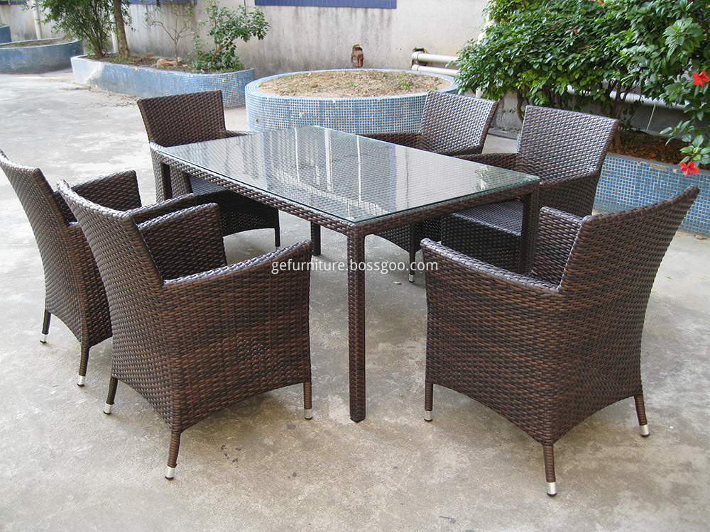 Chaises et tables de jardin en plastique Plastic Garden Chairs and Tables