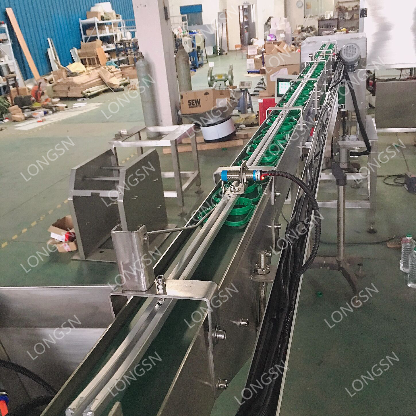 Fully automatic plastic bottled handle inserts machine handle ring lifting insert machine ring pull cap cap machine