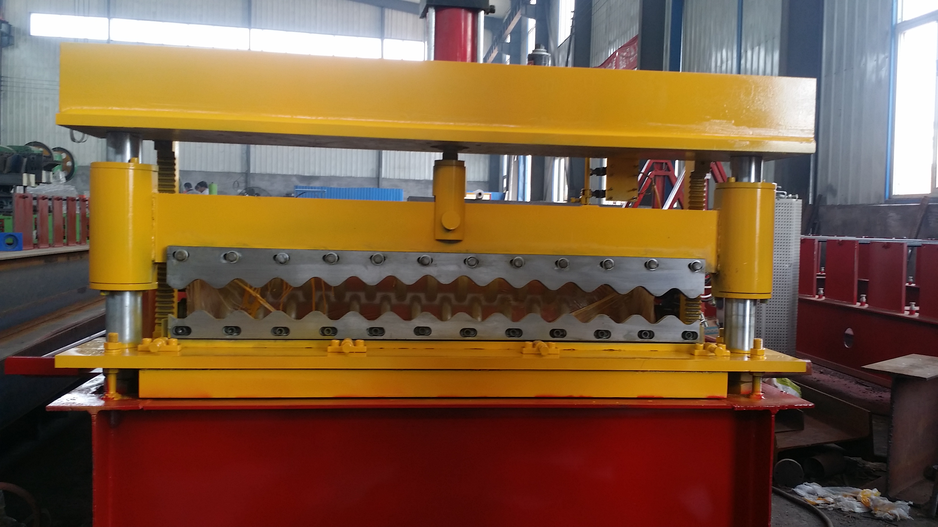 Corrugated roof sheet roll forming machine