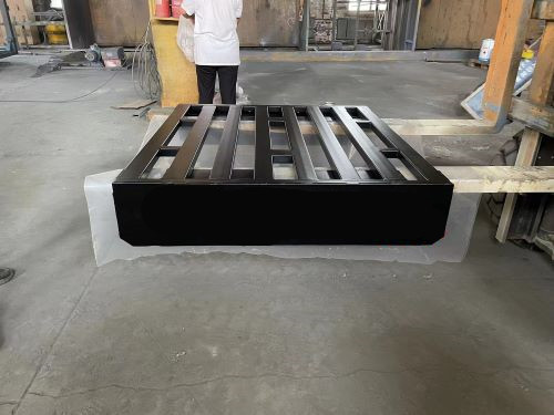 Black metalen stracking pallet