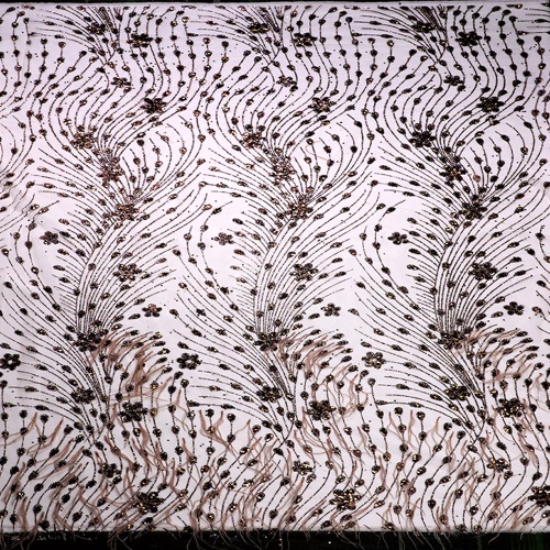 Tissu en dentelle avec broderie de plumes et perles dorées