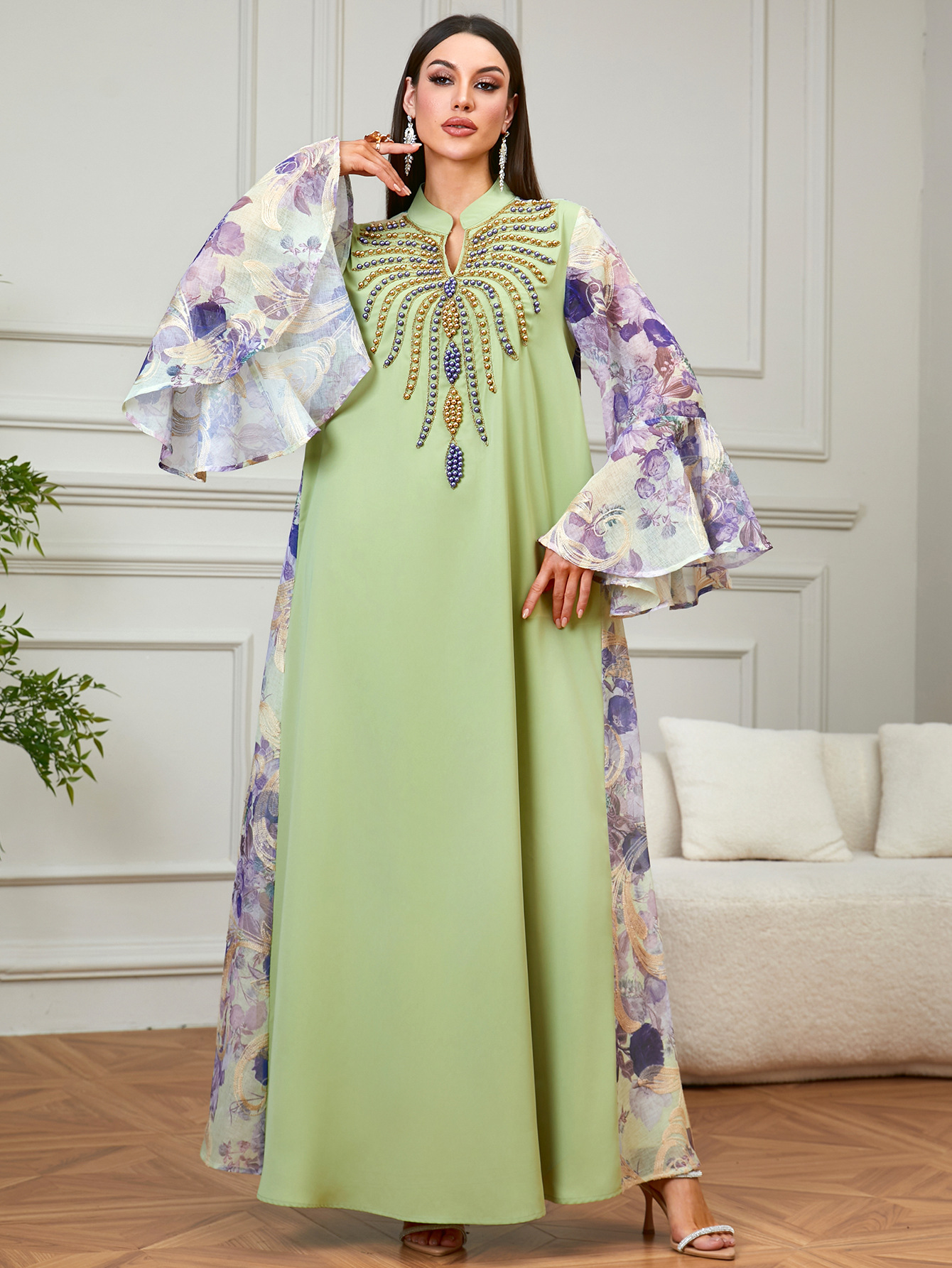 منجوق دوزی V یقه فلر آستین Abaya جزئیات Beaded Embroidery V Neck Flare Sleeve Abaya Detail
