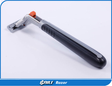 Triple blade adjustable safety razor