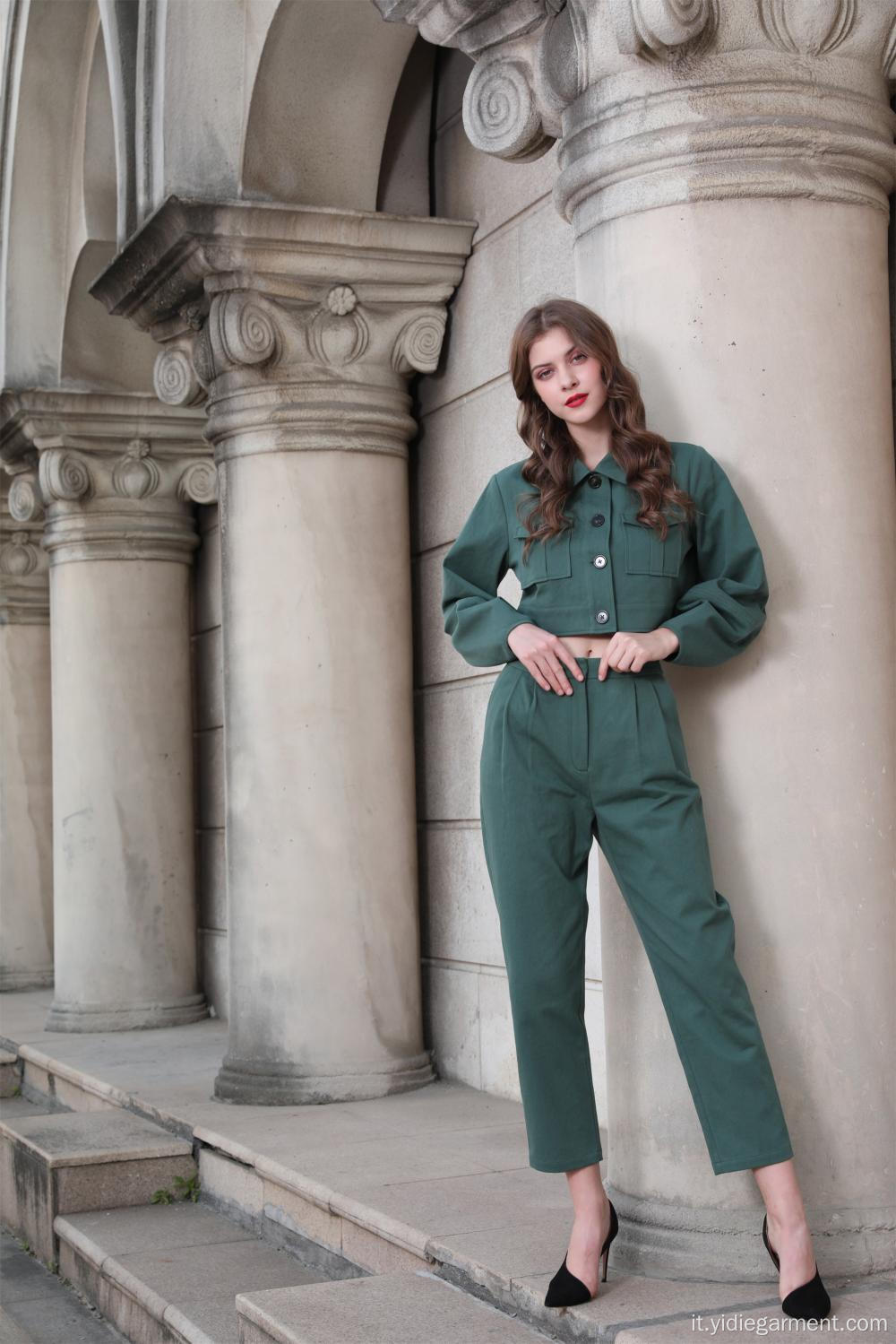 Giacca e pantaloni da donna verde militare