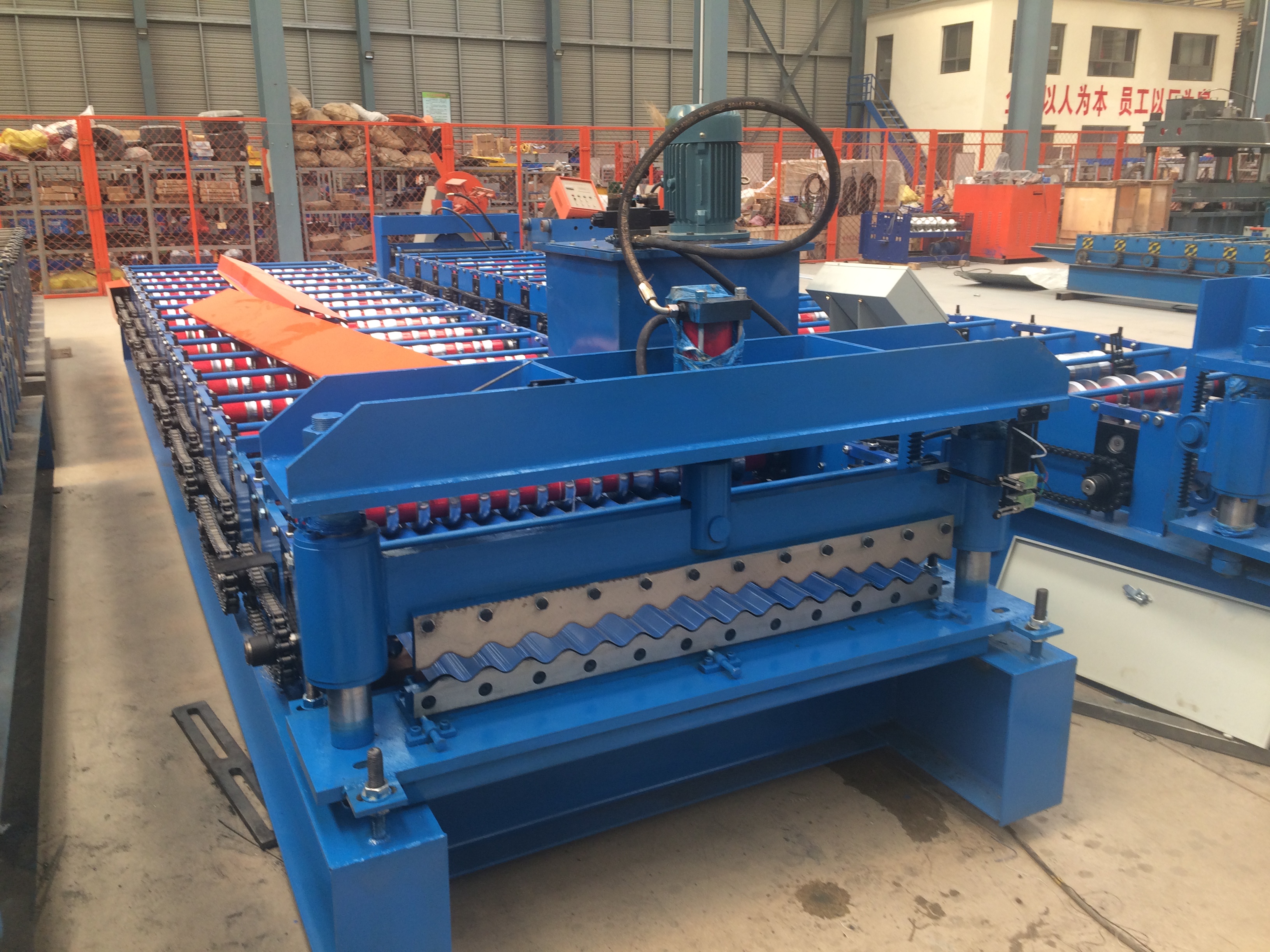 Corrugated roof sheet roll forming machine