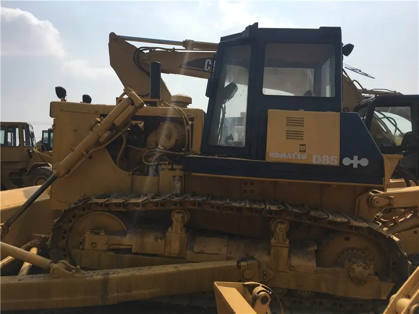 Buldozer bekas menggunakan buldozer Komatsu D85