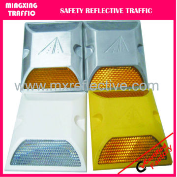 43 glass beads retro-reflective road studs