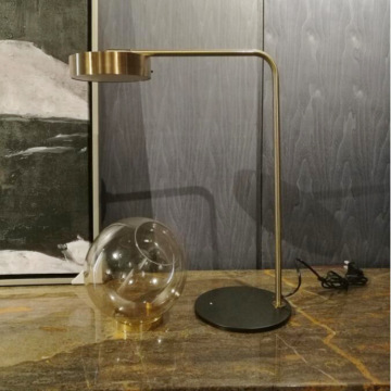 Lámpara de mesa LED minimalista moderna. Uso del hotel