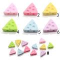 Nouveau Design Triangle Simulation résine fromage gâteau Cabochon perles Flatback décoration pour bricolage porte-clés Art décor fabrication de bijoux