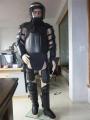 Kerusuhan gigi dalam Full Body Armor setelan