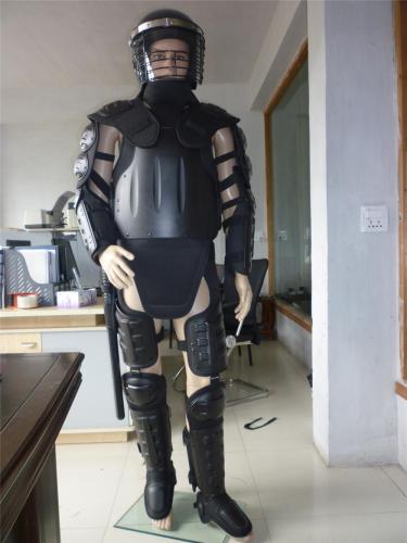 Kerusuhan gigi dalam Full Body Armor setelan