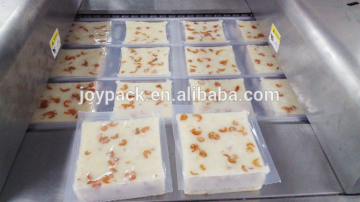 Cake vacuum packaging machine