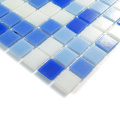 Treaux de piscine de mosaïque de verre bleu blanc mélangé