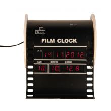 Reloj digital con alarma de película metálica en el escritorio