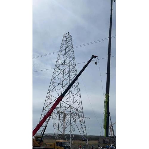 Stalen toren van elektrische stroomoverdracht