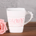 taza café cuadrado rosa con cuchara rosa