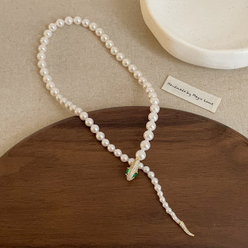 Graceful Serpentine Pearl Necklace Design