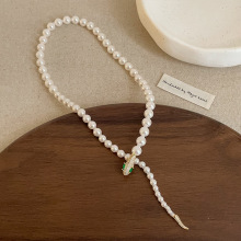 Graceful Serpentine Pearl Necklace Design