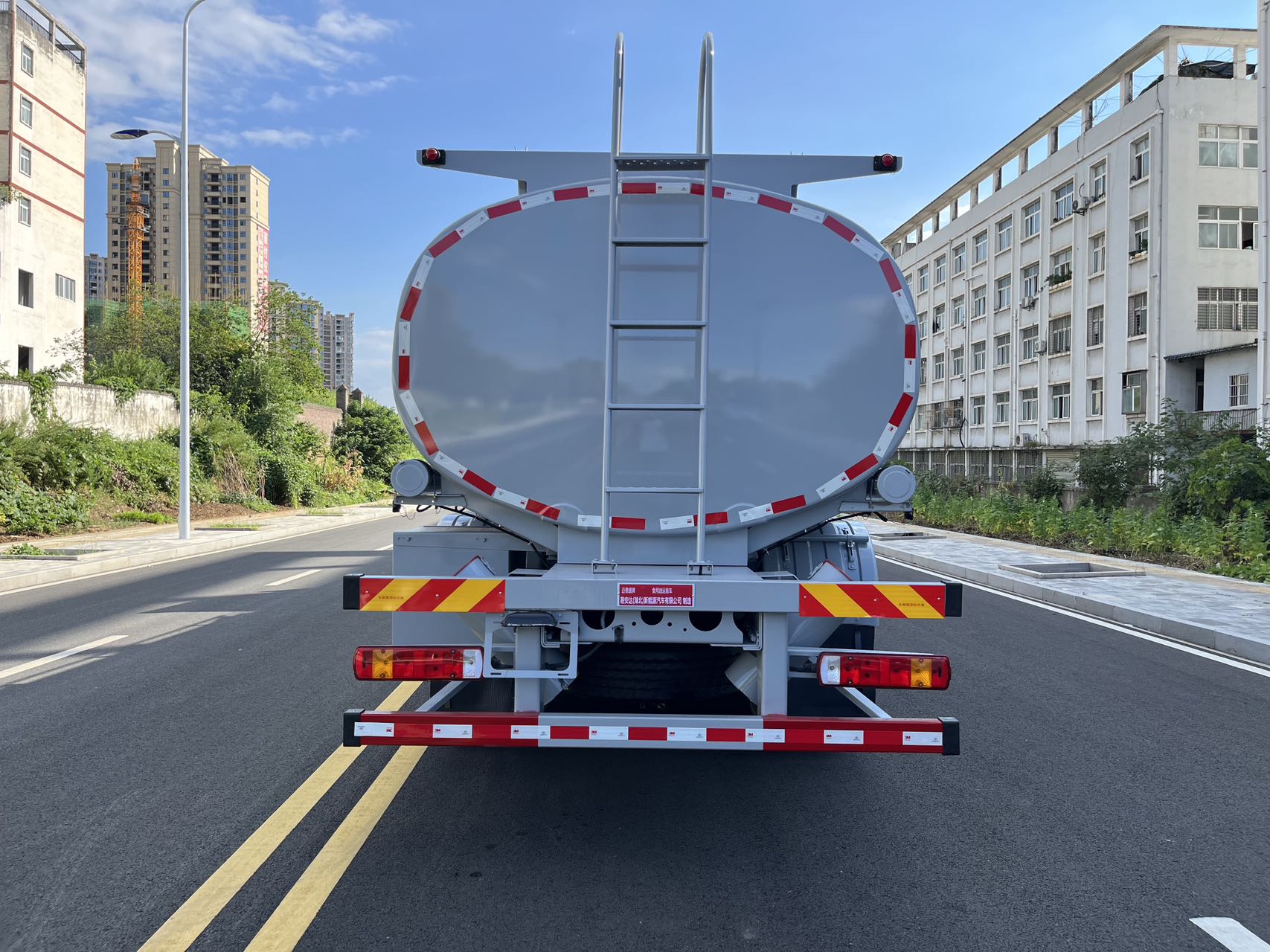 Инновационное решение для транспортировки топлива с прочной конструкцией резервуара Innovative Fuel Transport Solution with Robust Tank Construction