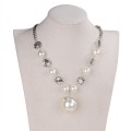 Más grande y Samall perla con flor de aleación de Zinc forma cadena colgante collares