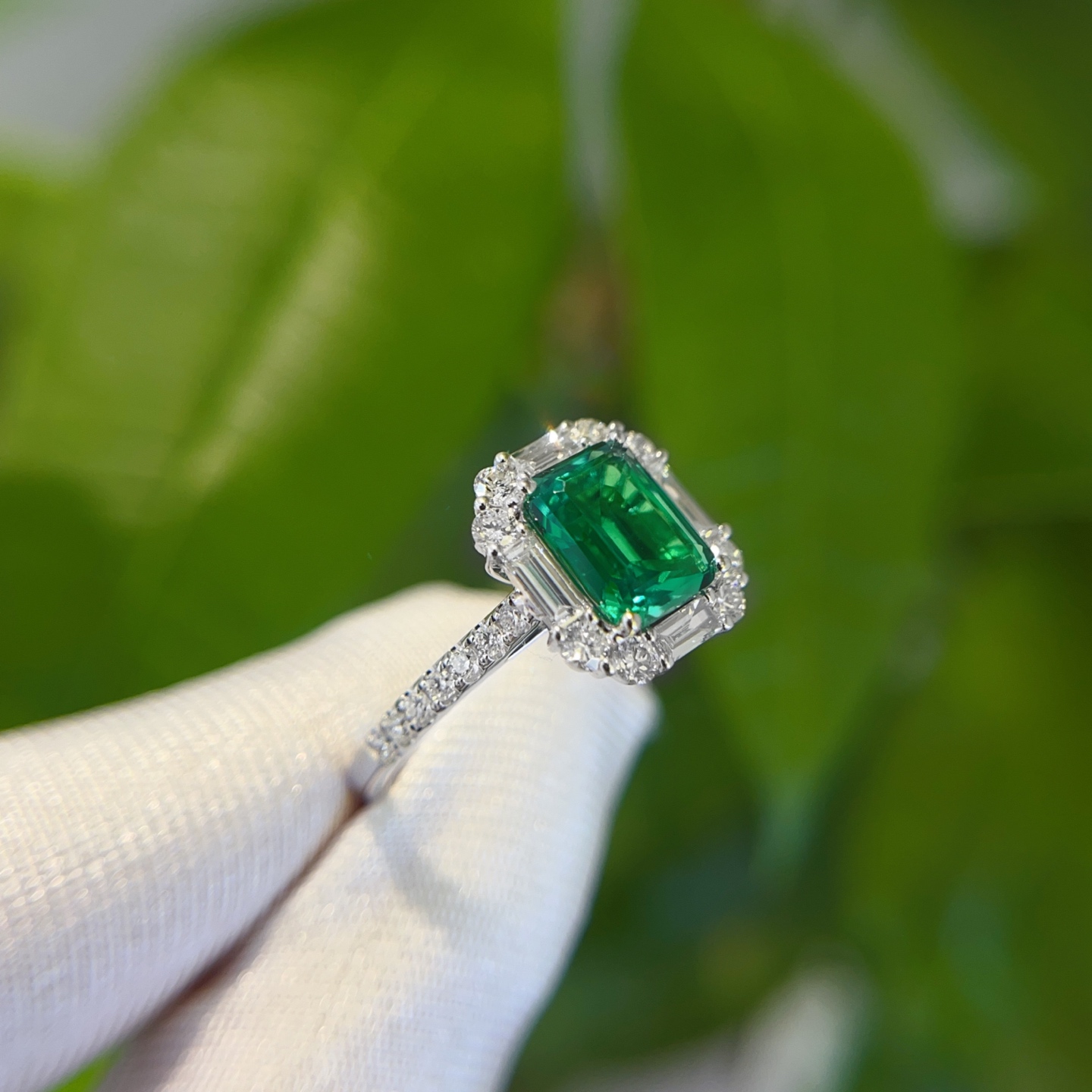 마이크로 파베 다이아몬드가 세팅된 Emerald Cut Lab 에메랄드 반지의 각도 보기