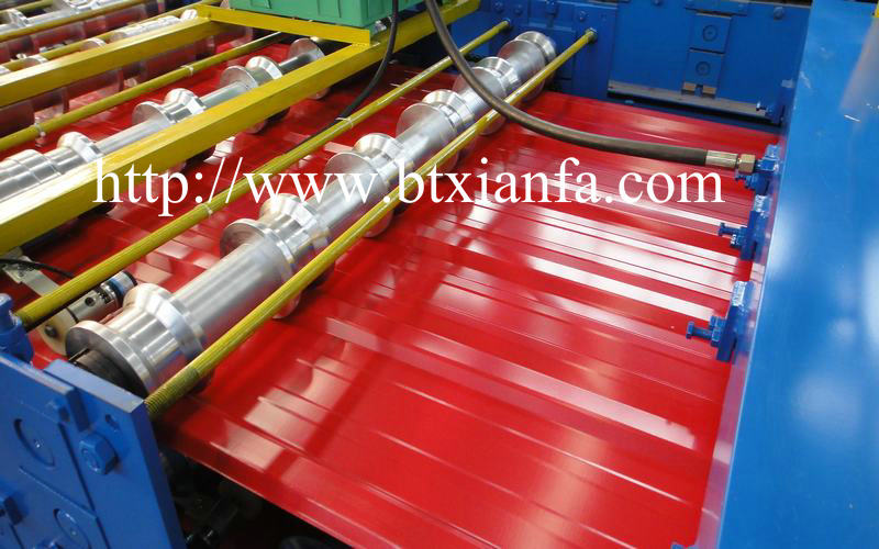 Roll forming machine