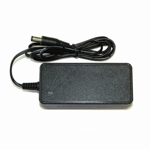 Cargador de batería DC de 16.8V 1.5A para un coche de juguete