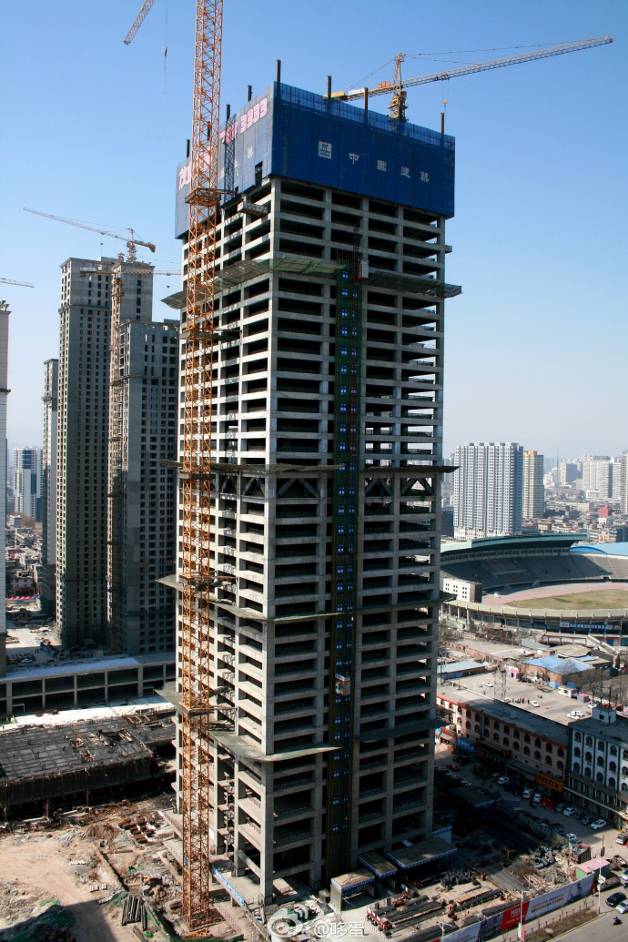 Sistema de cofragem de escalada para construção de concreto