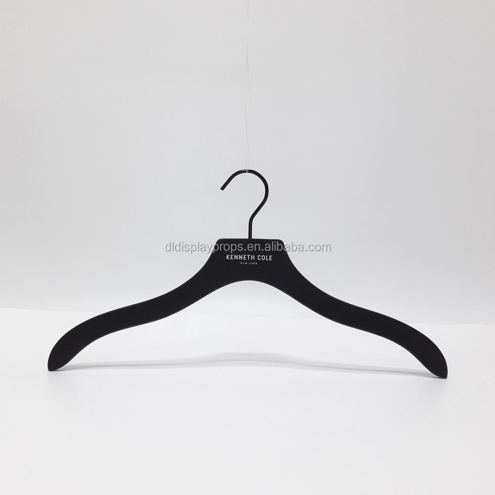 DL758 Black customized wood coat hangar covered with rubber lotus wood material jacket coat men hanger with logo