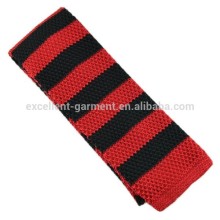 Red color stripe knitted tie