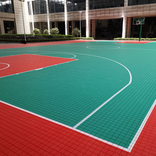 Corte de baloncesto al aire libre --- Piso deportivo entrelazado